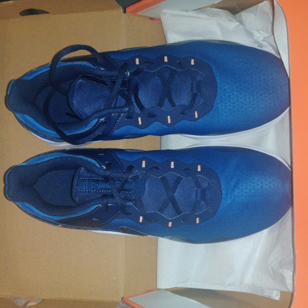 Nike legend essential 2